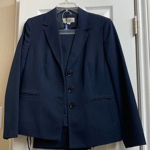 Ladies Le Suit Size 12P business suit, jacket and pants